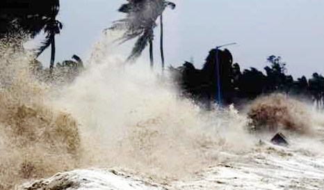 ঘূর্ণিঝড়ে ‘ডানা’র প্রভাবে উত্তাল সাগর