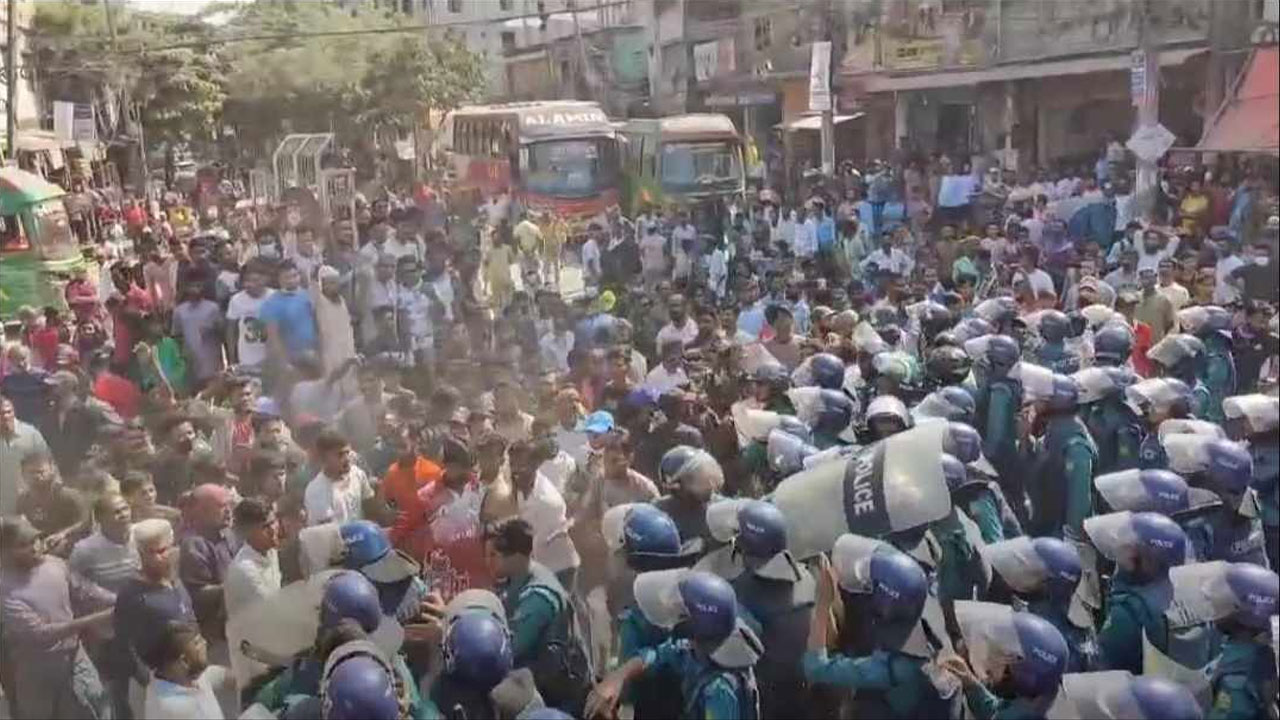 ব্যাটারিচালিত রিকশাচালকদের সাথে পুলিশের সংঘর্ষ