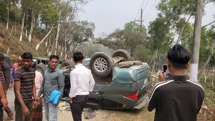 প্রাইভেট কারের সাথে সরকারি কর্মকর্তার গাড়ির সংঘর্ষ