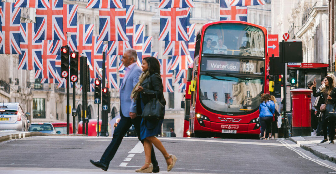 লন্ডন, যুক্তরাজ্য - May 18, 2018: Couple Under Union Jack F