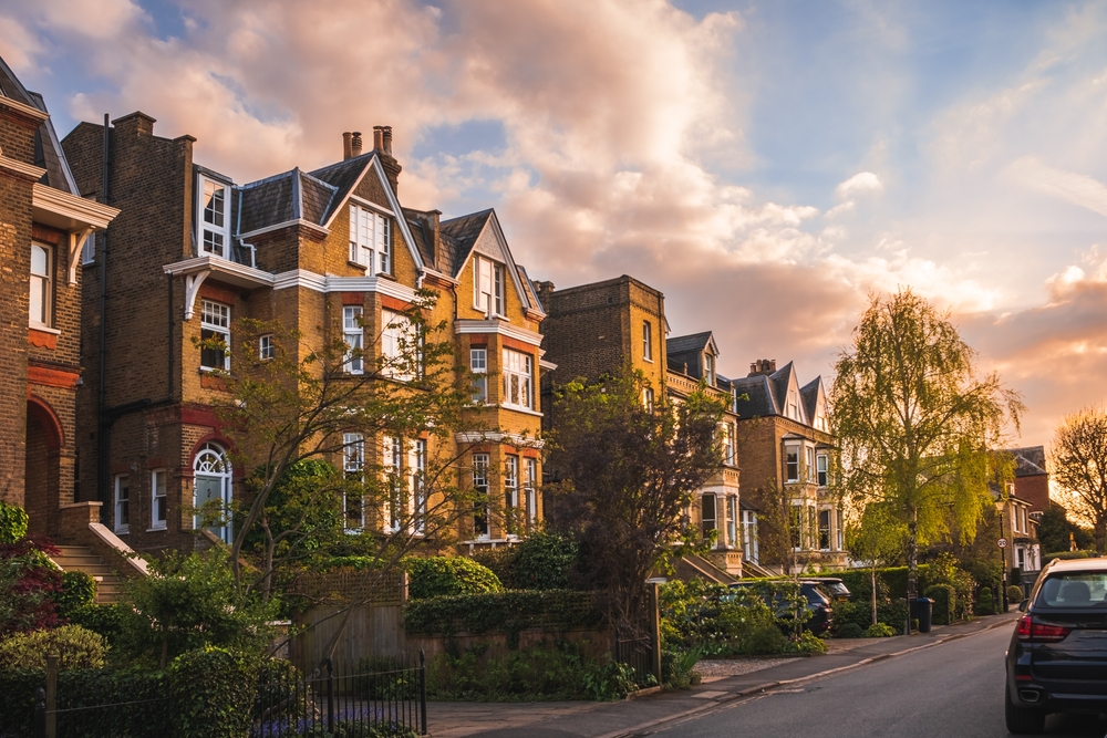 View,Of,Traditional,Residential,Street,In,English,Town,At,Sunset