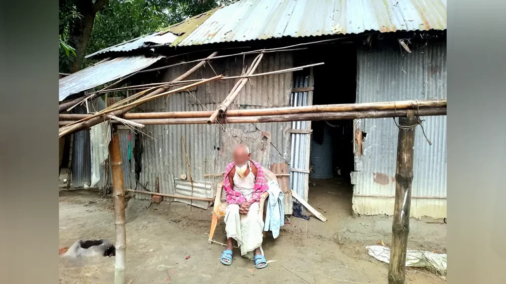 মাত্র ১ হাজার টাকার জন্য বৃদ্ধের ঘরের চাল খুলে নিল পাওনাদার