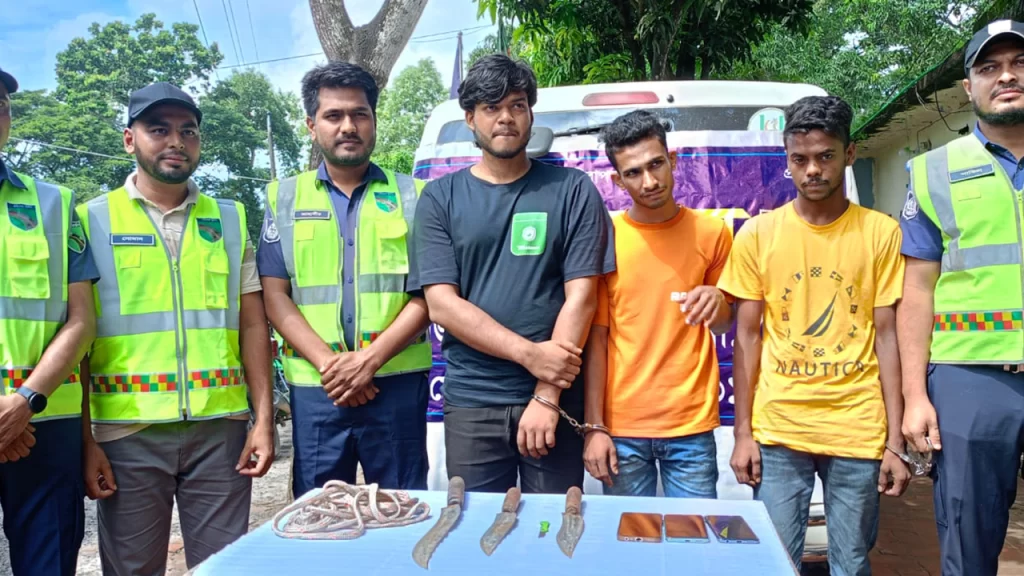 অ্যাম্বুলেন্সে করে মহাসড়কে ডাকাতির চেষ্টা, ফেনীতে আটক ৩