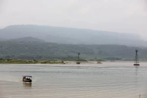 পর্যটক নিয়ে ঘাটে আসছে একটি নৌকা