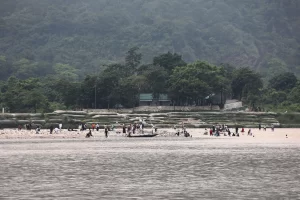 পাহাড়ি ঢলের কারণে এক দিন বন্ধ থাকায় সাদাপাথরে পর্যটকদের উপস্থিতি কম