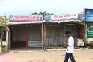 পর্যটক কম বলে সাদাপাথর পর্যটনকেন্দ্রের দোকানগুলোতে ভিড় কম