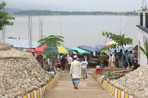 বৃষ্টি ও ঢলের কারণে ঘাটে পর্যটকদের ভিড় এখন কম