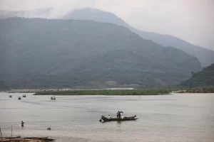 ধলাই নদ হয়ে যেতে হয় সাদাপাথর পর্যটনকেন্দ্রে